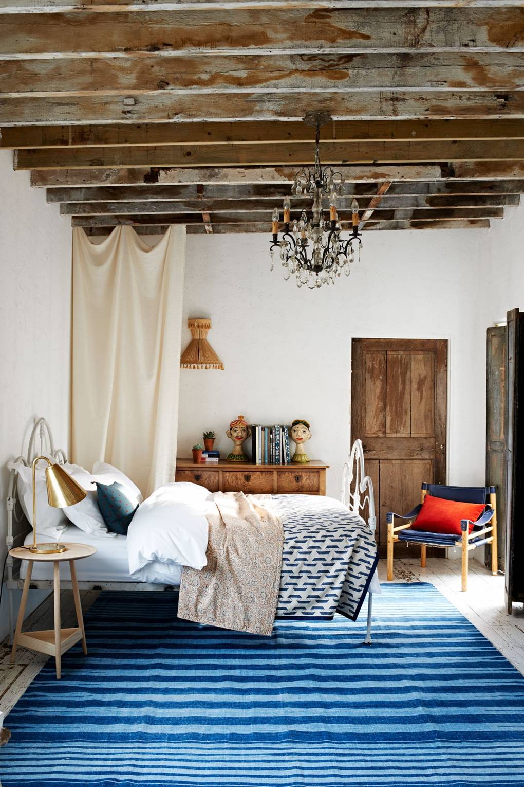 ngủ 5 1 - Ý tưởng thiết kế HomeStay phong cách cổ điển những năm 90 tạo sự khác biệt