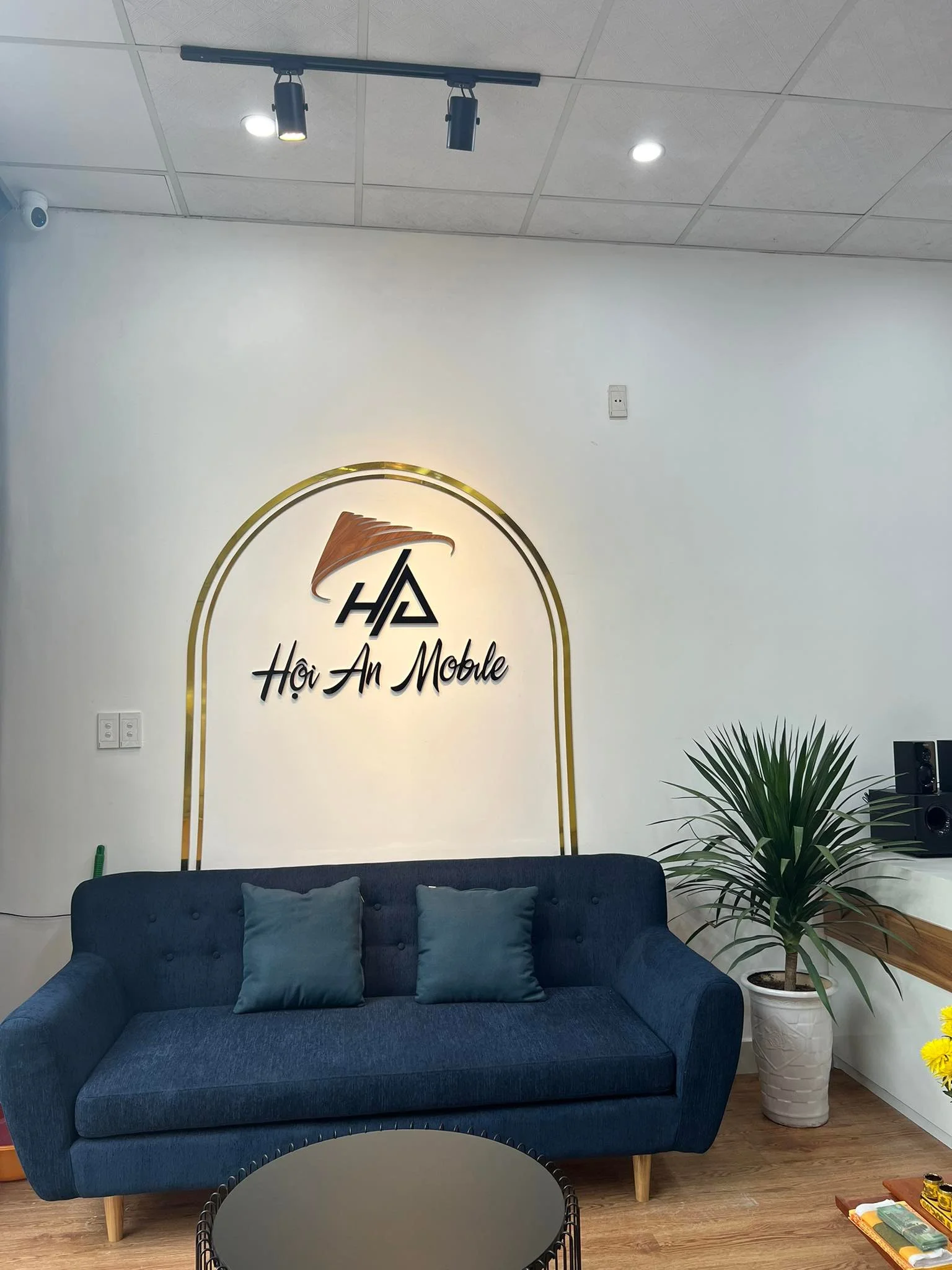 10 - Thiết kế thi công trọn gói showroom shop cửa hàng Hội An Mobile