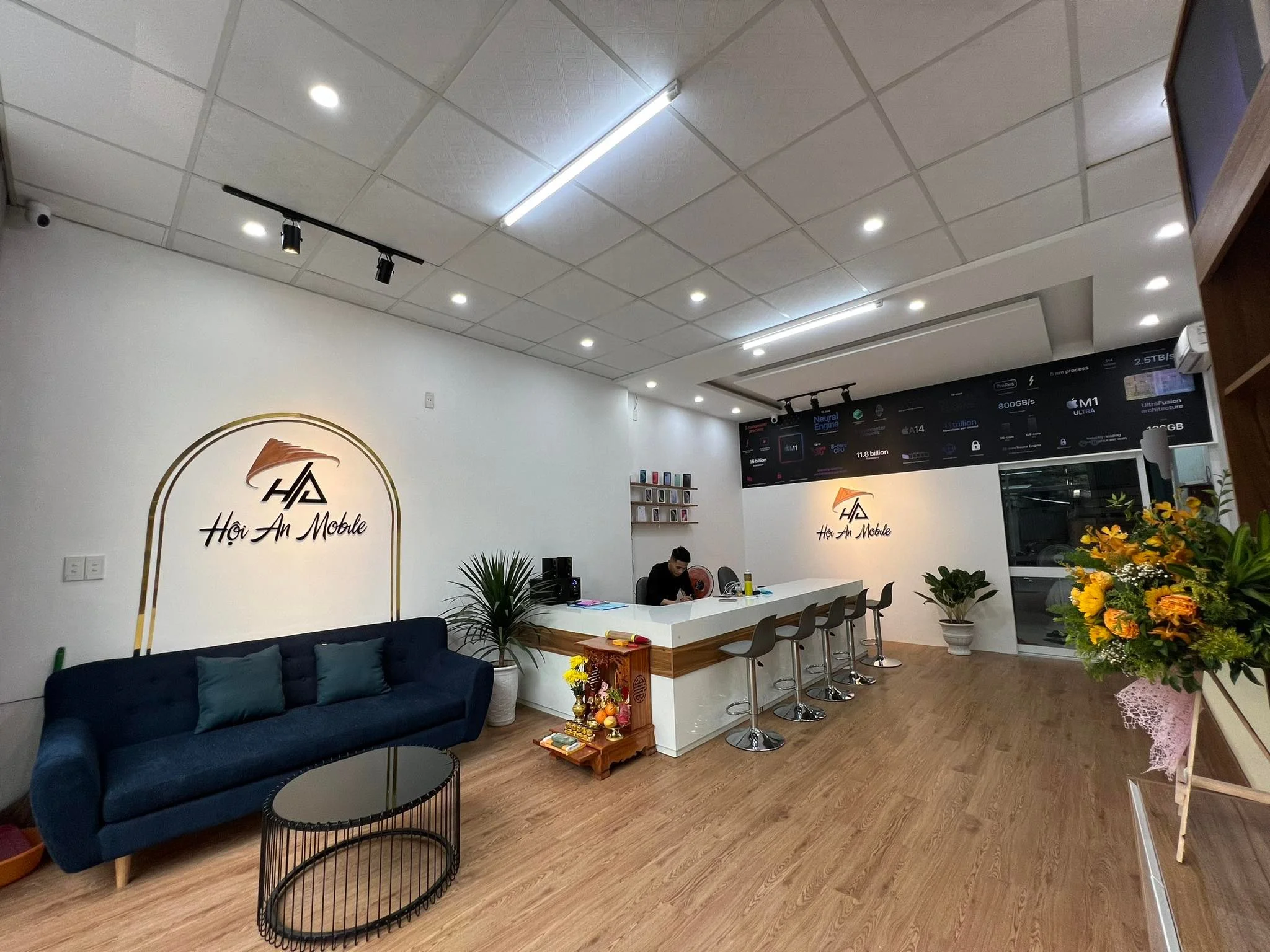 3 3 - Thiết kế thi công trọn gói showroom shop cửa hàng Hội An Mobile