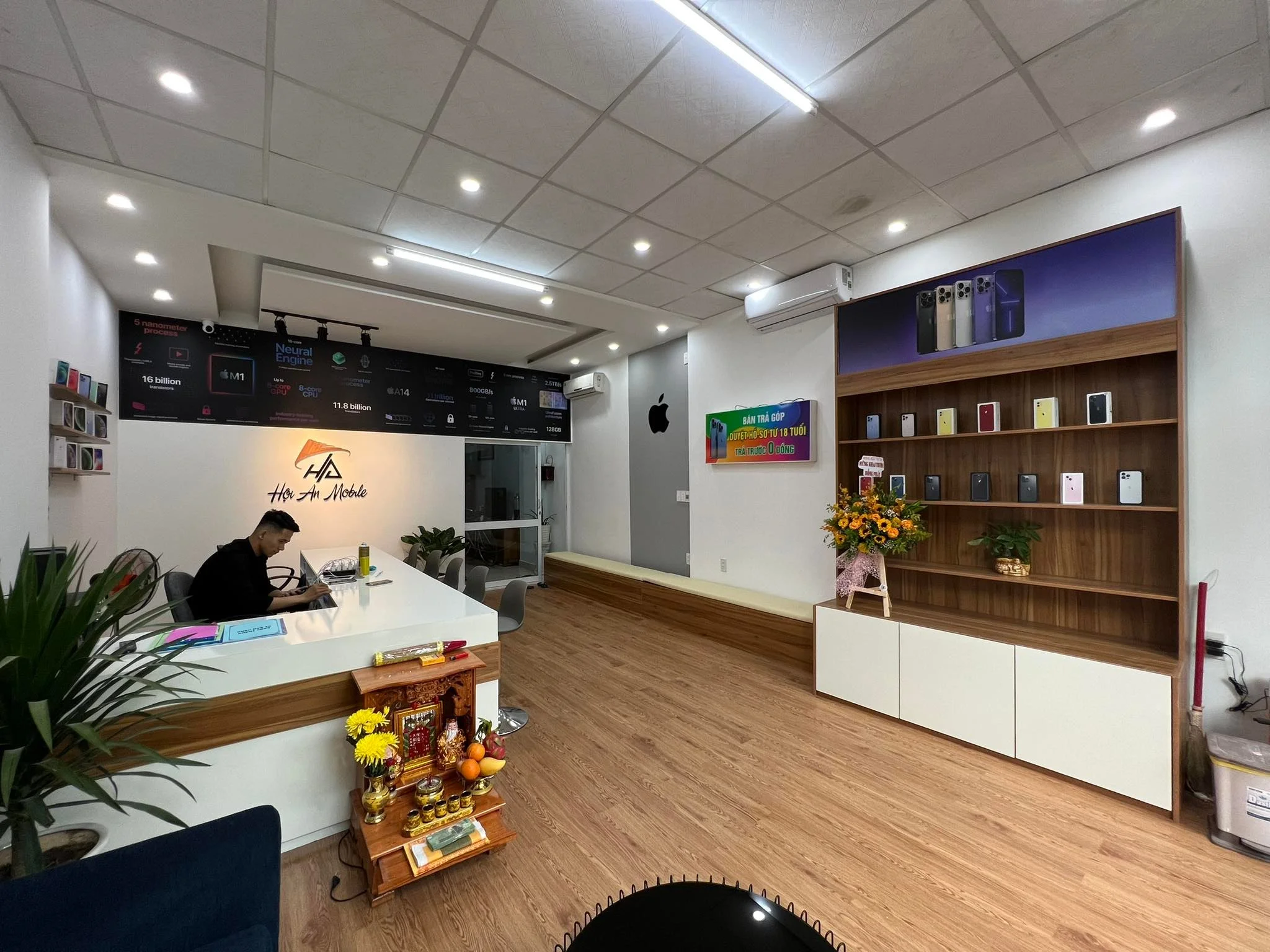 4 - Thiết kế thi công trọn gói showroom shop cửa hàng Hội An Mobile