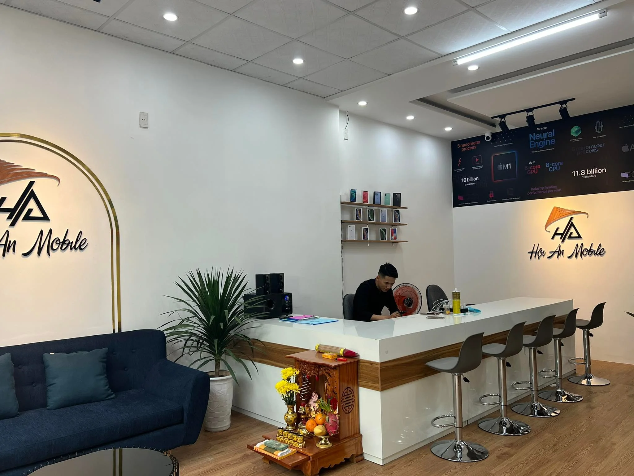5 3 - Thiết kế thi công trọn gói showroom shop cửa hàng Hội An Mobile