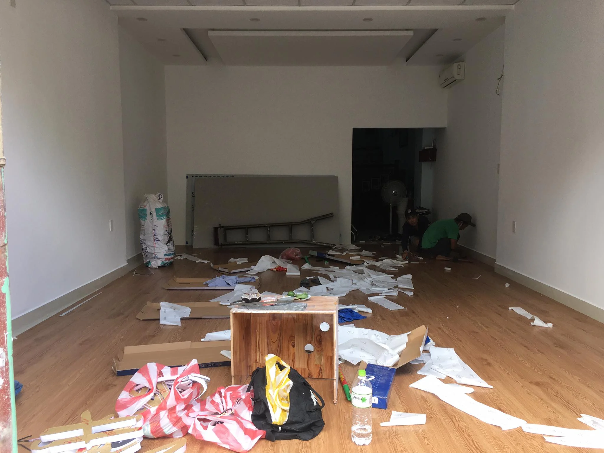 6 1 2 - Thiết kế thi công trọn gói showroom shop cửa hàng Hội An Mobile