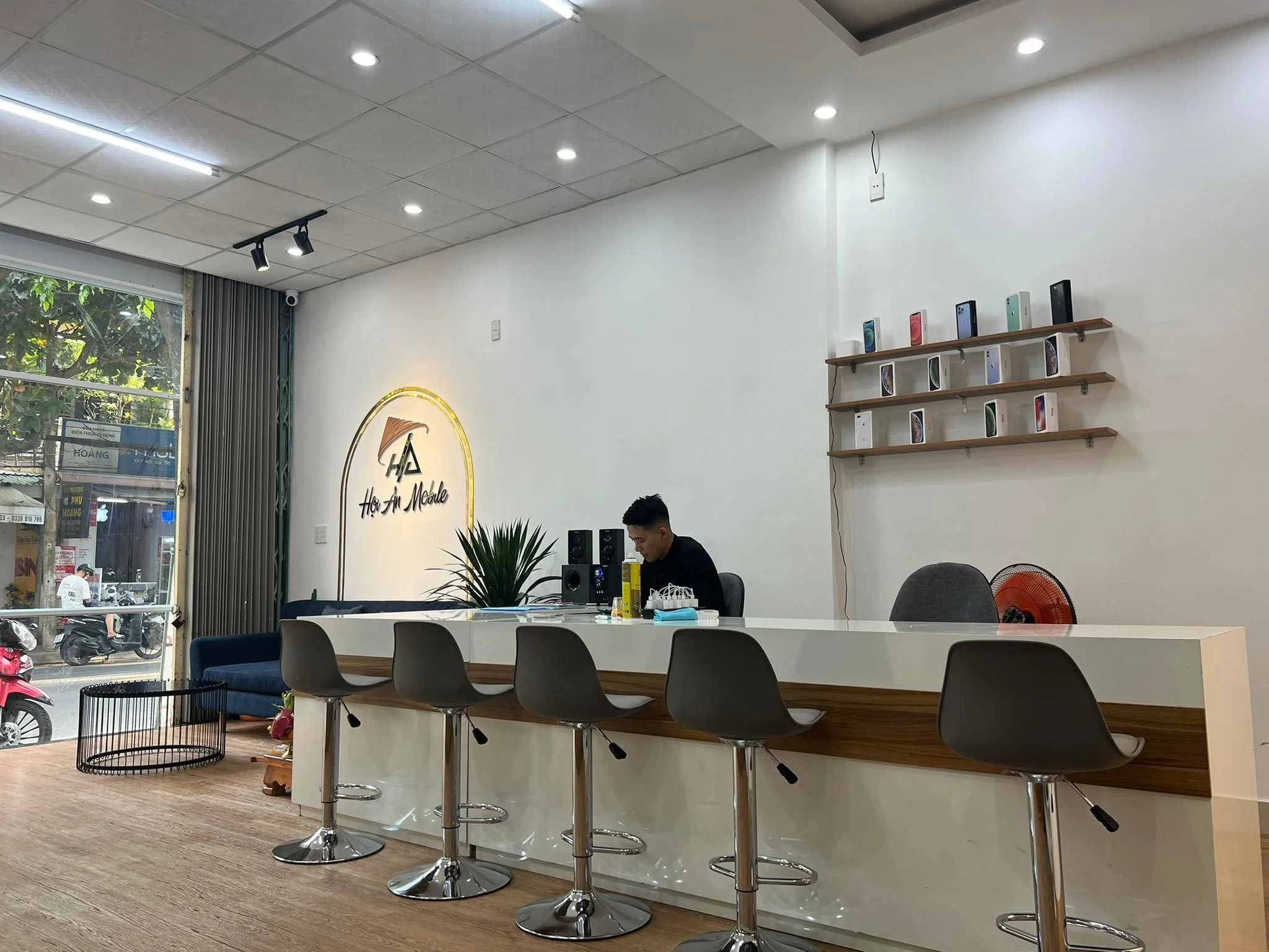 6 3 - Thiết kế thi công trọn gói showroom shop cửa hàng Hội An Mobile