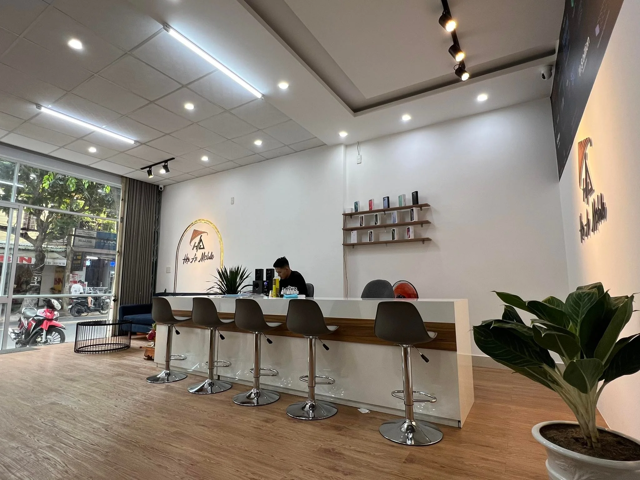 7 - Thiết kế thi công trọn gói showroom shop cửa hàng Hội An Mobile