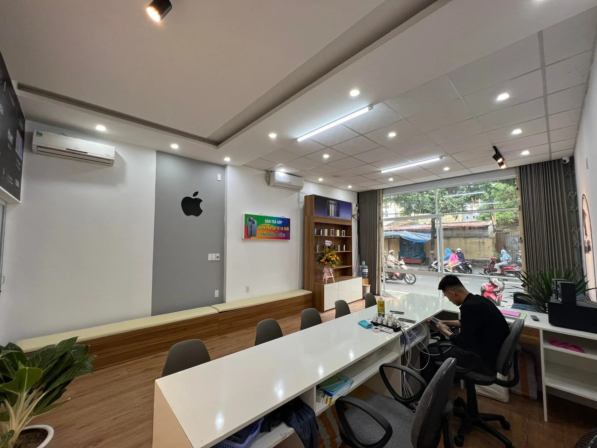 8 2 - Thiết kế thi công trọn gói showroom shop cửa hàng Hội An Mobile