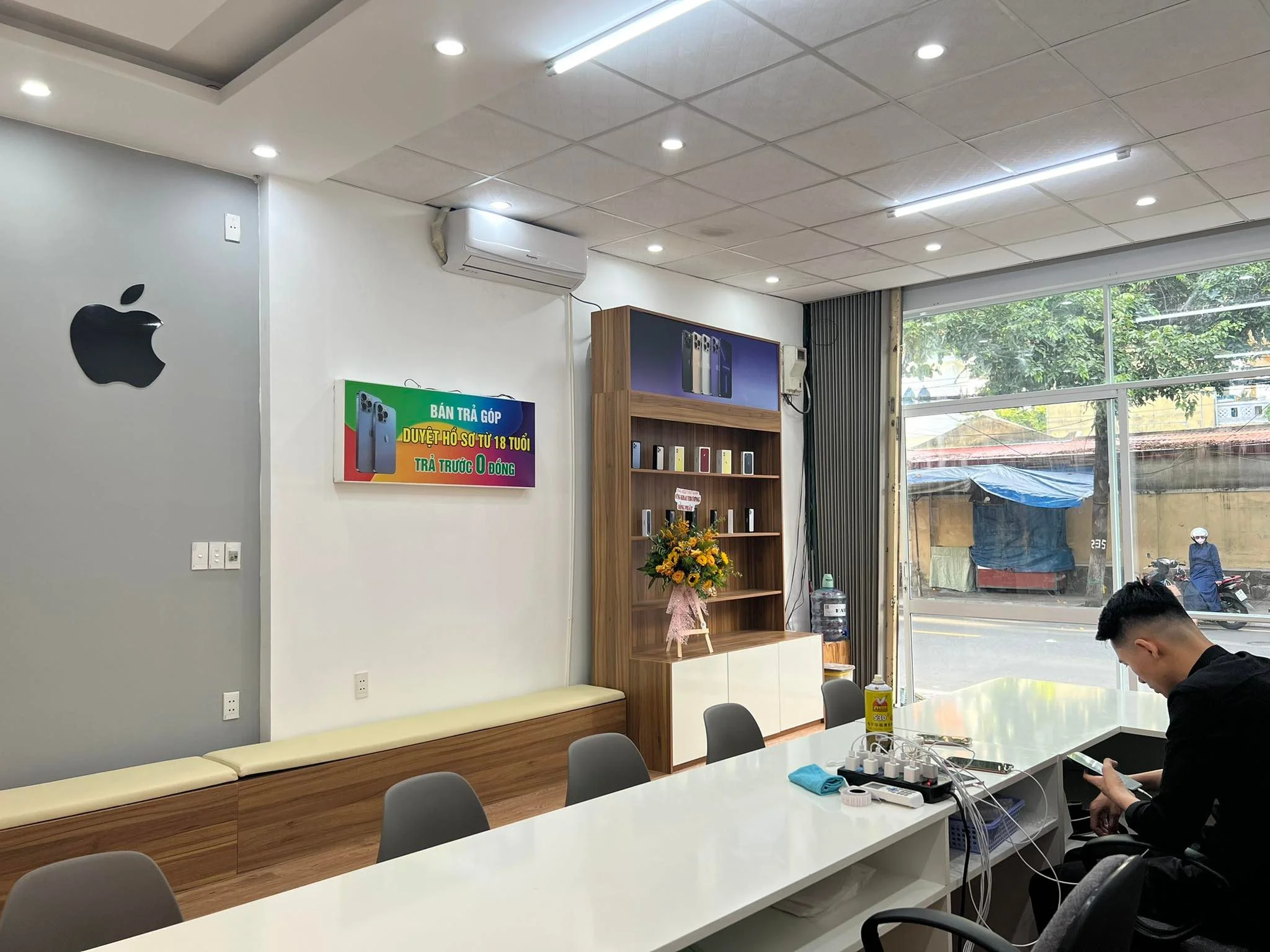 9 - Thiết kế thi công trọn gói showroom shop cửa hàng Hội An Mobile