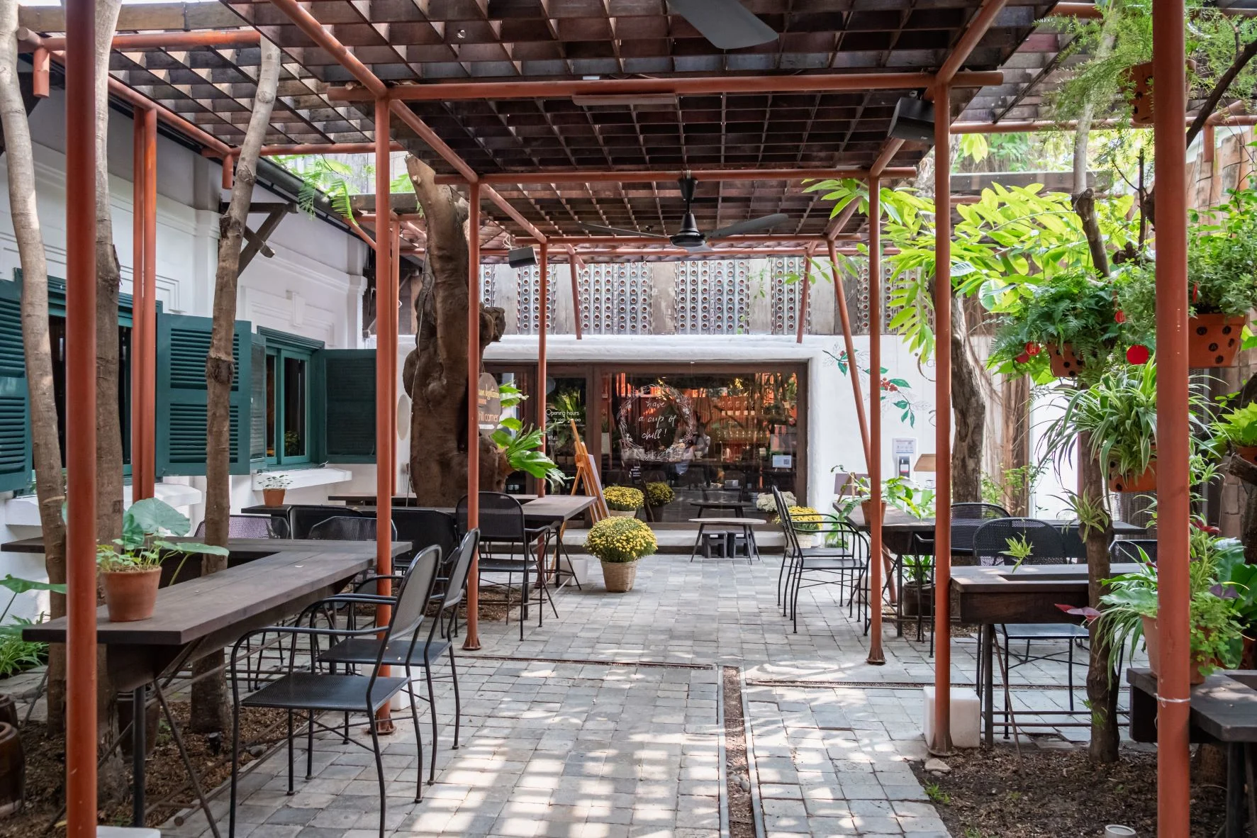 thi công thiết kế quán cafe sân vườn 50m2 chỉ 120 triệu ở Hà Nội ohadecor
