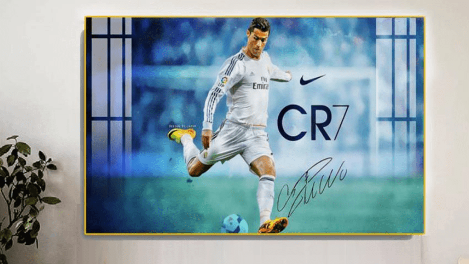 TRANH TREO TƯỜNG CẦU THỦ RONALDO ĐÀ NẴNG HOT 2024 4 Treo tranh cầu thủ Ronaldo ở phòng ngủ