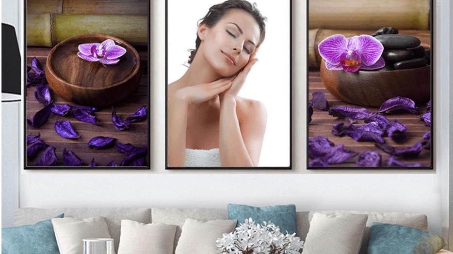 Bộ 3 Tranh Tráng Gương Cao Cấp Cô Gái Làm Đẹp Trang Trí Spa Hiện Đại
