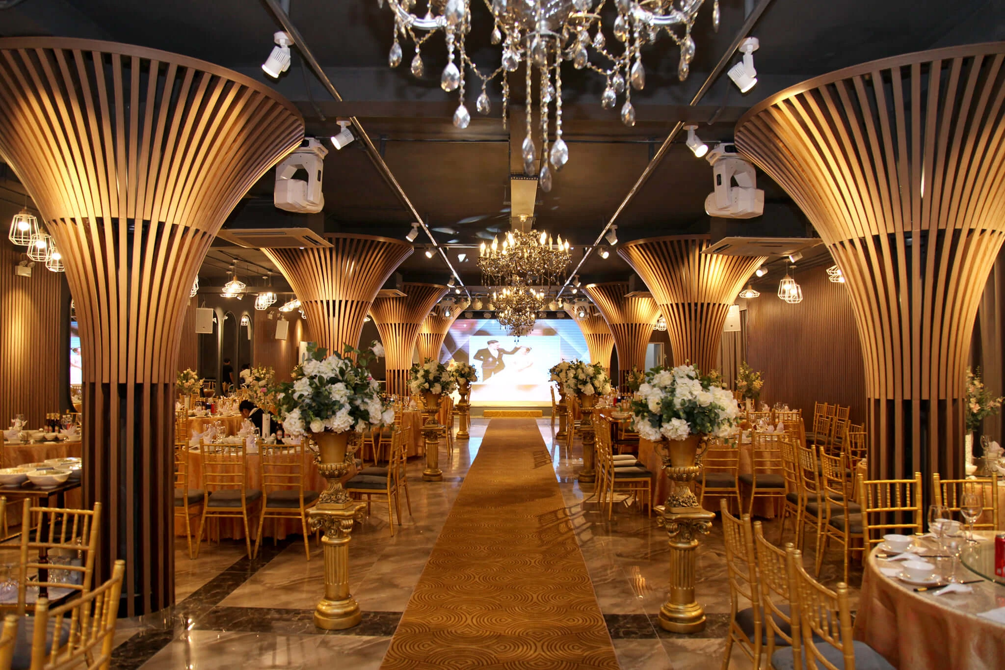 Thiết kế thi công nhà hàng tiệc cưới Quy Nhơn 3 Thiết kế thi công nhà hàng tiệc cưới Quy Nhơn