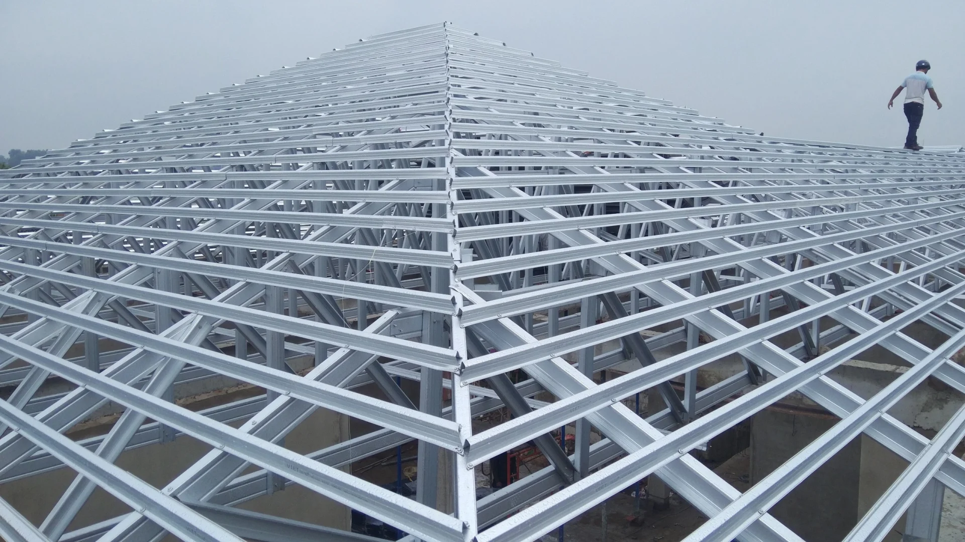 Có nên thi công mái ngói khung thép Huế không? 3 Thi công mái ngói khung thép Huế