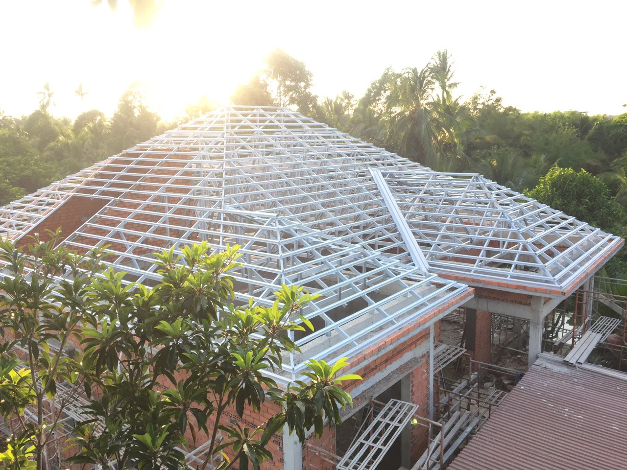 Thi công mái ngói khung thép Huế