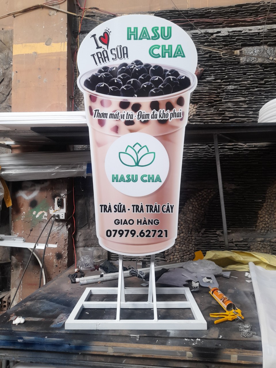Bảng Hiệu Đứng Hội An – Giải Pháp Quảng Cáo Tối Ưu Cho Doanh Nghiệp 1 Bảng hiệu đứng Hội An