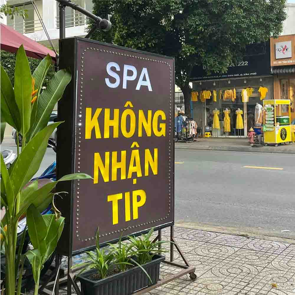 Bảng Hiệu Đứng Hội An – Giải Pháp Quảng Cáo Tối Ưu Cho Doanh Nghiệp 6 Bảng hiệu đứng Hội An