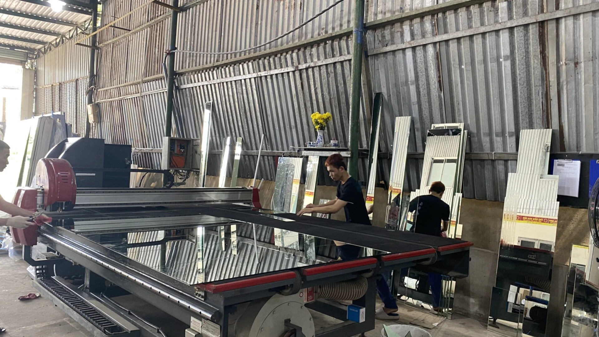 Cắt mài gia công gương kính tại Đà Nẵng theo yêu cầu – Oha Decor uy tín, chất lượng 3 Cắt mài gia công gương kính tại Đà Nẵng theo yêu cầu