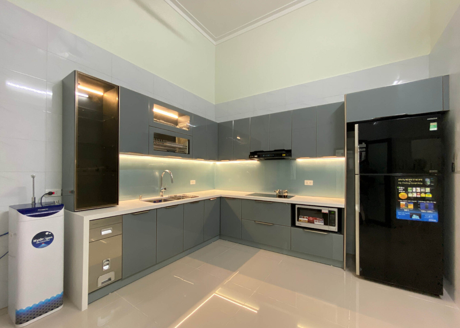 Tủ bếp cánh kính Quảng Nam: Đỉnh cao của sự tinh tế 6 Tủ bếp cánh kính Quảng Nam