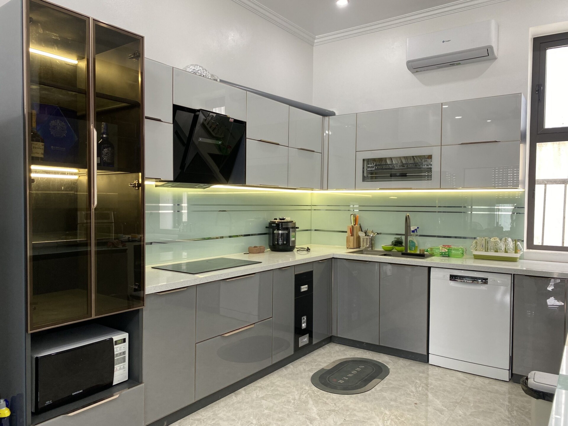Tủ bếp cánh kính Quảng Nam: Đỉnh cao của sự tinh tế 3 Tủ bếp cánh kính Quảng Nam