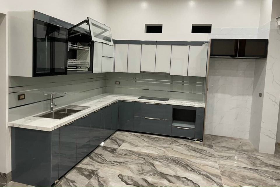 Tủ bếp nhôm tấm giá rẻ Đà Nẵng - Không gian bếp đẳng cấp cho mọi gia đình 6 Vệ sinh tủ bếp nhôm tấm giá rẻ Đà Nẵng sạch sẽ