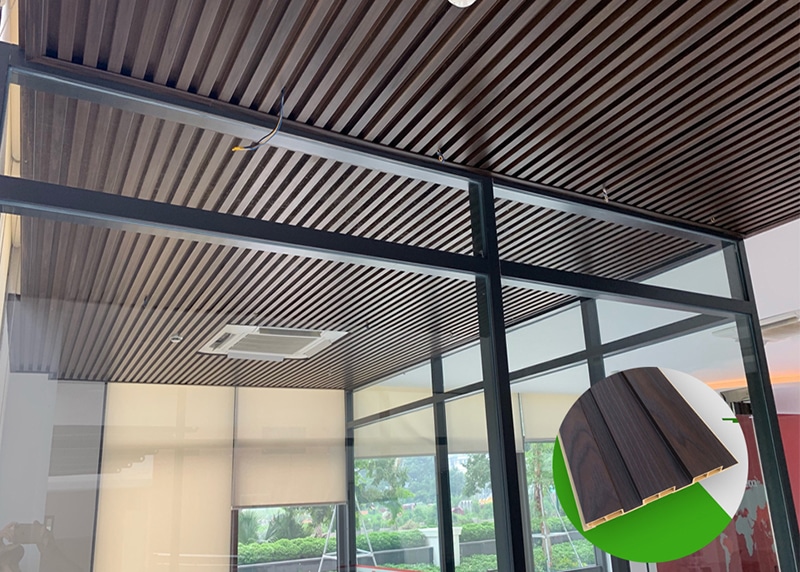 Xu Hướng Tấm Ốp Trần, Lam Sóng Gỗ Đà Nẵng Trong Kiến Trúc Hiện Đại 2025 6 Tấm ốp trần, lam sóng gỗ Đà Nẵng