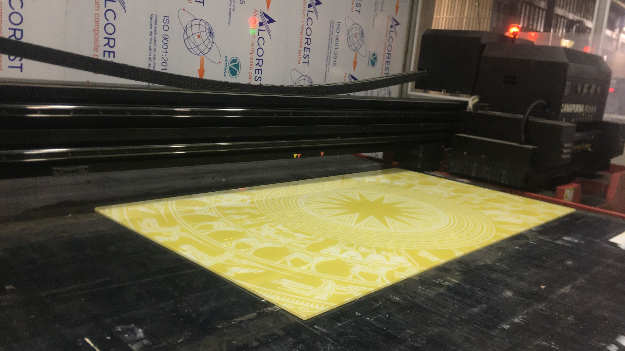 Ứng Dụng In UV Kính Decor Quán Ninh Bình Trong Trang Trí Quán Cà Phê, Nhà Hàng Hiện Đại 2025 7 in UV kính decor quán Ninh Bình