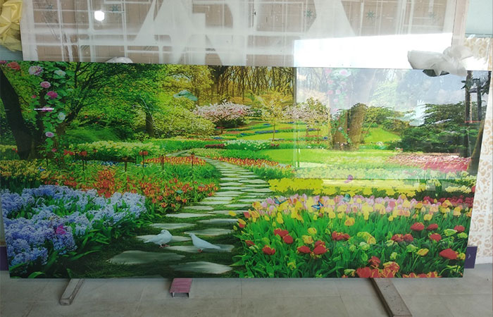 Ứng Dụng In UV Kính Decor Quán Ninh Bình Trong Trang Trí Quán Cà Phê, Nhà Hàng Hiện Đại 2025 1 in UV kính decor quán Ninh Bình