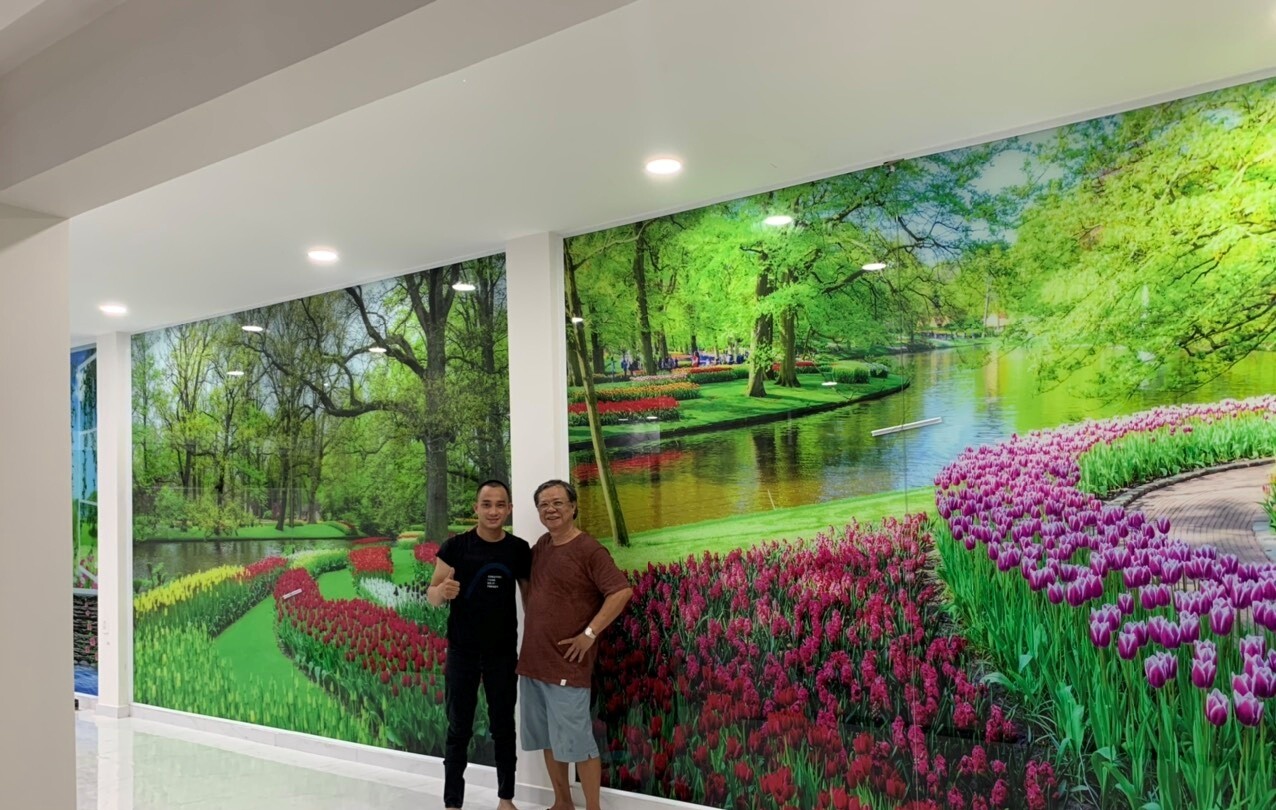 Ứng Dụng In UV Kính Decor Quán Ninh Bình Trong Trang Trí Quán Cà Phê, Nhà Hàng Hiện Đại 2025 4 in UV kính decor quán Ninh Bình