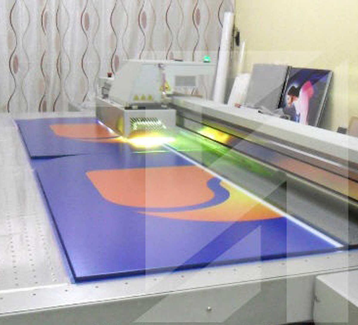 Ứng Dụng In UV Kính Decor Quán Ninh Bình Trong Trang Trí Quán Cà Phê, Nhà Hàng Hiện Đại 2025 2 in UV kính decor quán Ninh Bình