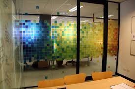 Ứng Dụng In UV Kính Decor Quán Ninh Bình Trong Trang Trí Quán Cà Phê, Nhà Hàng Hiện Đại 2025 8 in UV kính decor quán Ninh Bình