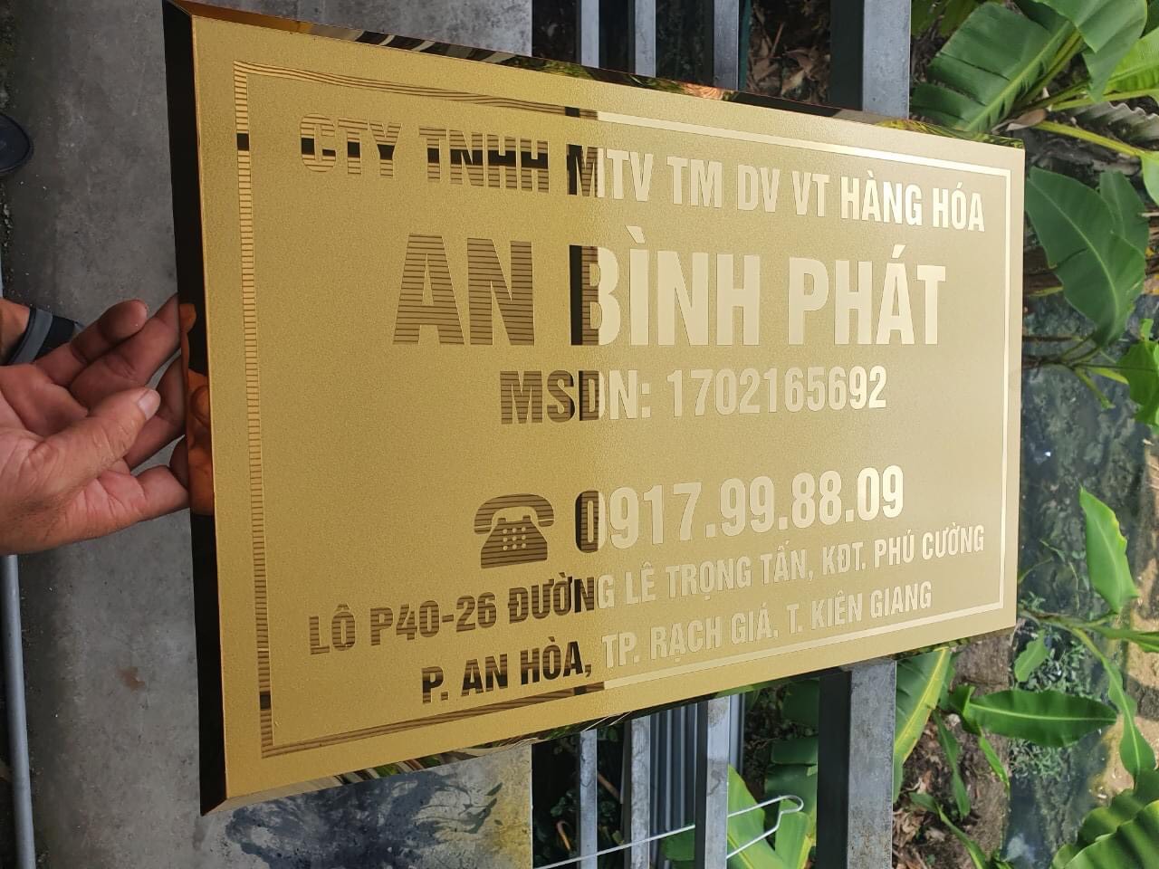Mô tả: Oha Decor với đội ngũ chuyên nghiệp, sáng tạo cho in bảng hiệu inox quán ăn Hải Phòng In bảng hiệu inox quán ăn Hải Phòng 2025: Bí quyết thu hút thực khách đầu tiên