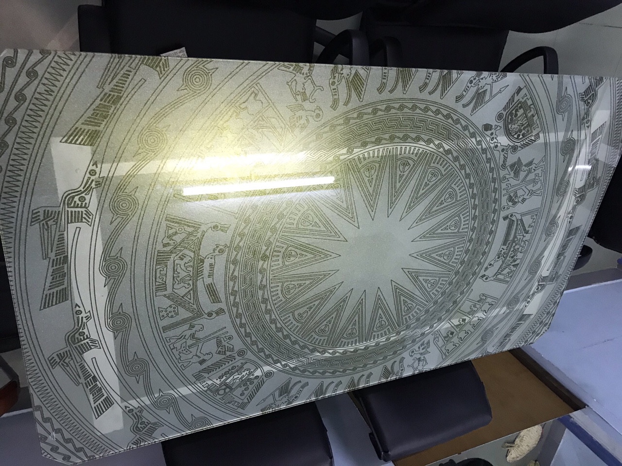 Khám Phá Quy Trình In UV Kính Hoa Văn Đà Nẵng Chuẩn Công Nghệ Hiện Đại 2025 2 in UV kính hoa văn Đà Nẵng