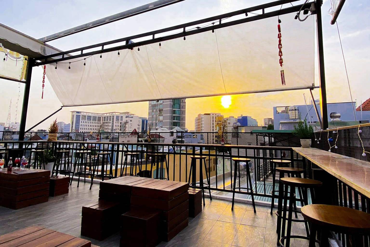 Quán cafe khung thép tiền chế Quảng Bình – Xu hướng thiết kế hiện đại năm 2025 5 Quán cafe khung thép tiền chế Quảng Bình