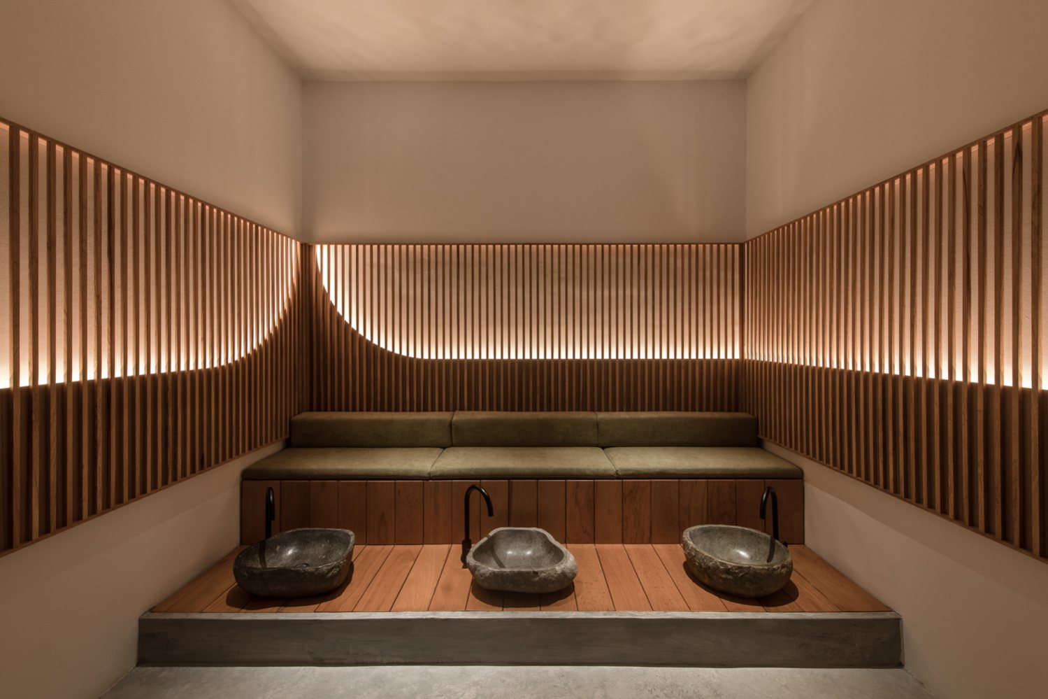 Mô tả: Nội thất spa Đông Y với tông màu nâu trầm, mang lại sự thư thái. Giới thiệu về dịch vụ thi công spa Đông Y tại Đà Nẵng