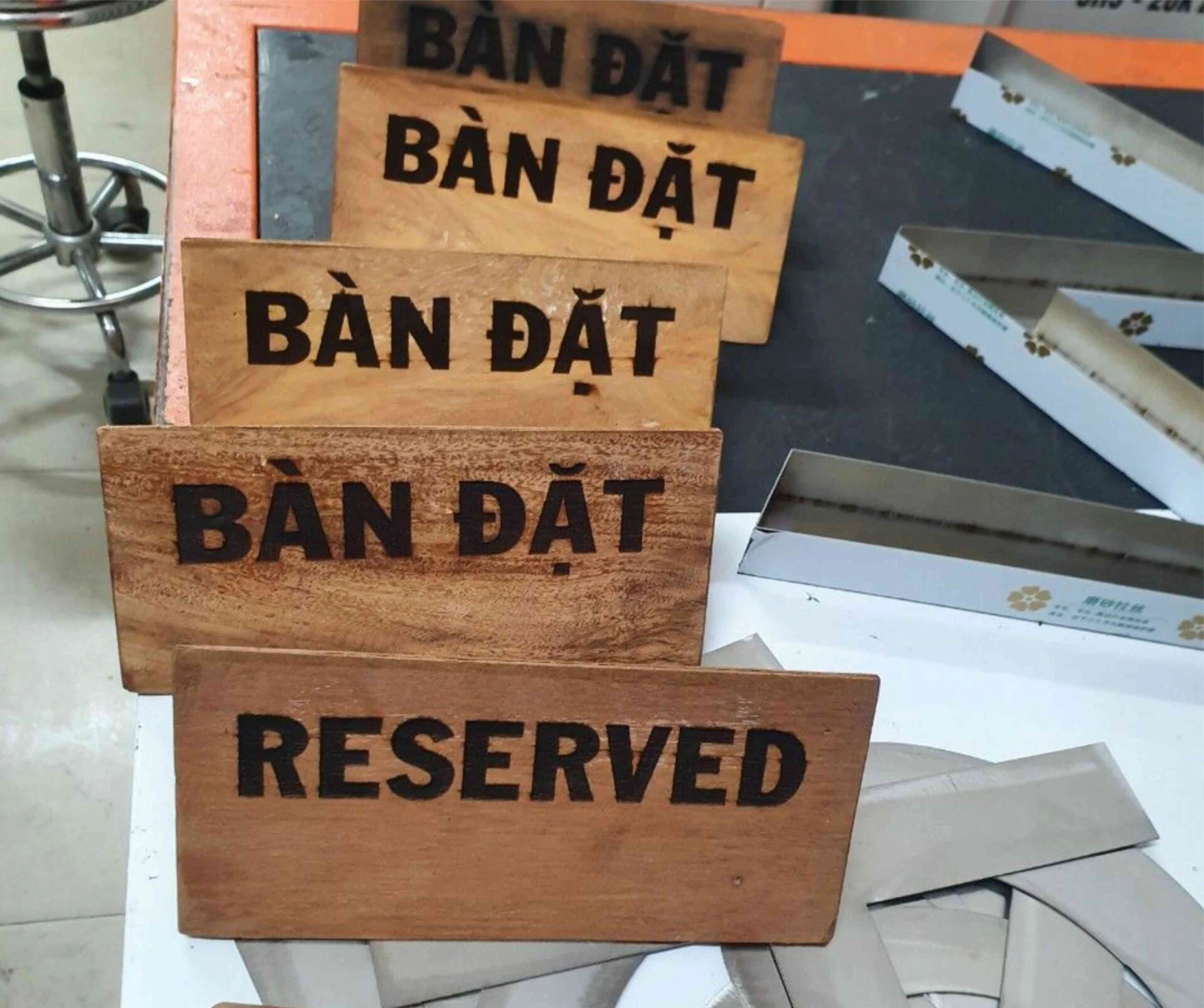 Mô tả: Khắc gỗ CNC decor Đà Nẵng với bảng hiệu logo chuyên nghiệp Khắc Gỗ CNC Decor Đà Nẵng 2025: Giải Pháp Trang Trí Nội Thất Tinh Tế