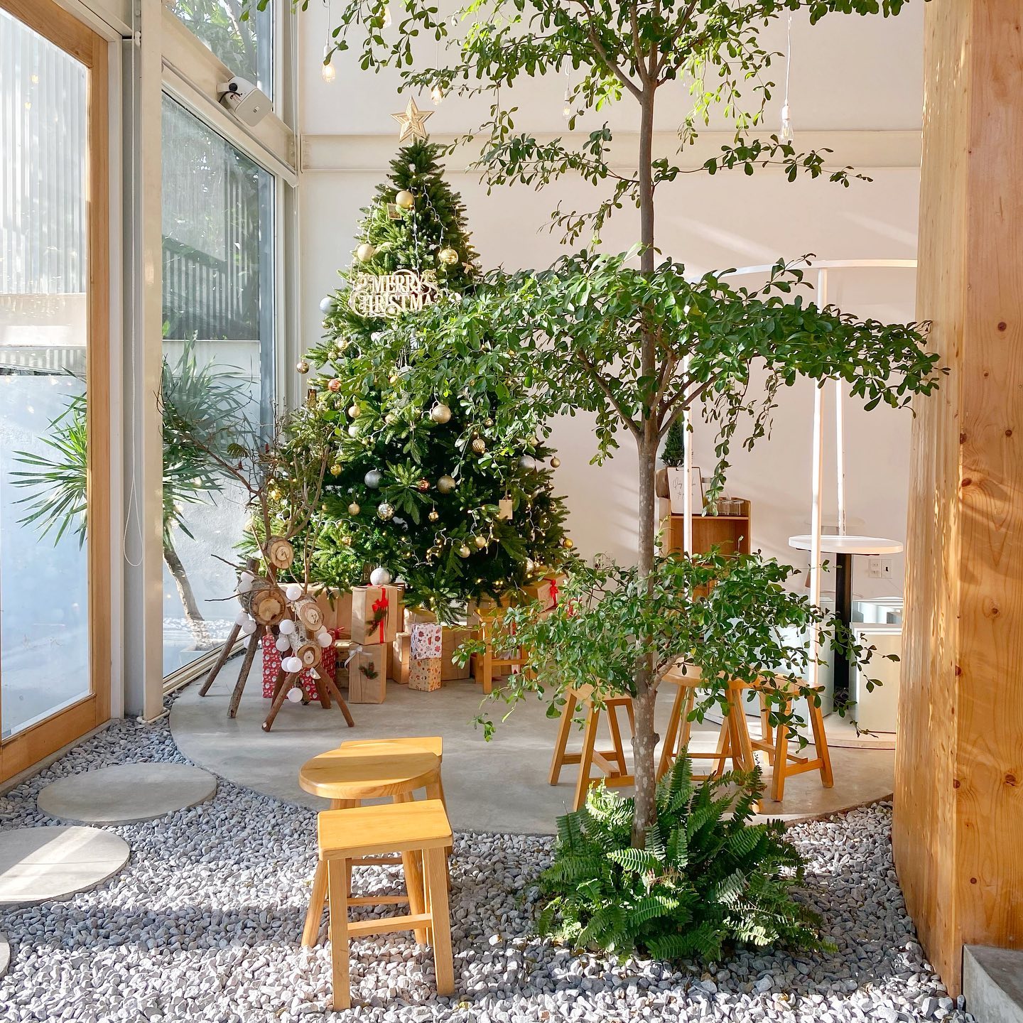 Trang Trí Giáng Sinh Cho Quán Cafe Đà Nẵng 2025