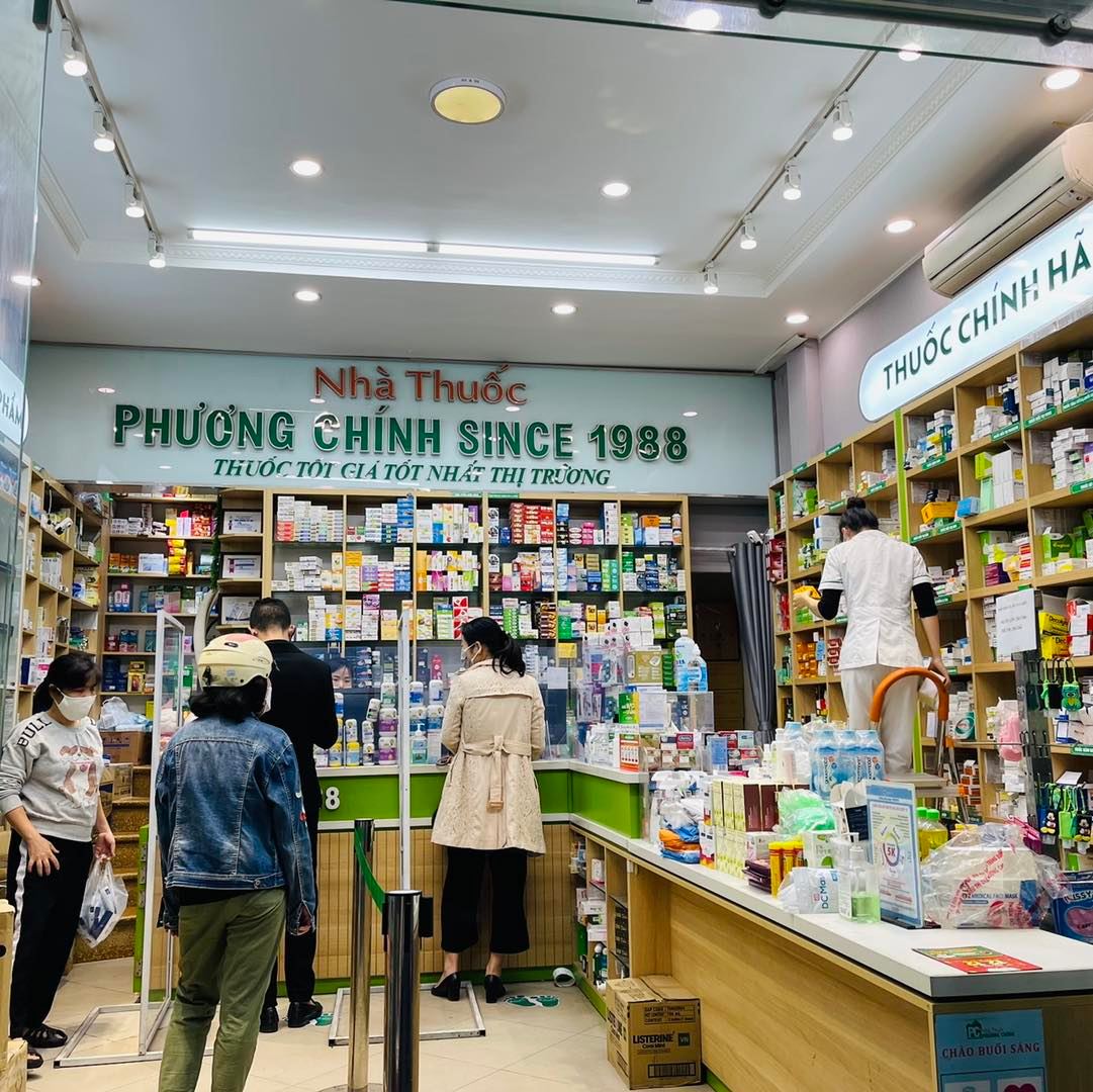 Mô tả: Thi công nhà thuốc Quảng Bình với quầy tư vấn gỗ acrylic bóng gương, ngăn kéo khóa, logo nổi 3D và ánh sáng ấm áp Thi Công Nhà Thuốc Quảng Bình 2026 Chuẩn GPP