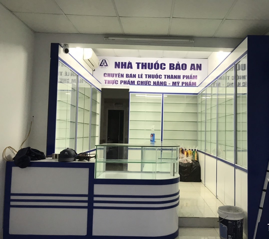 Mô tả: Thi công nhà thuốc Quảng Bình với tủ kính nhôm toàn phần, đèn LED âm kệ, sàn vinyl chống trơn và trần thạch cao hiện đại Thi Công Nhà Thuốc Quảng Bình 2026 Chuẩn GPP
