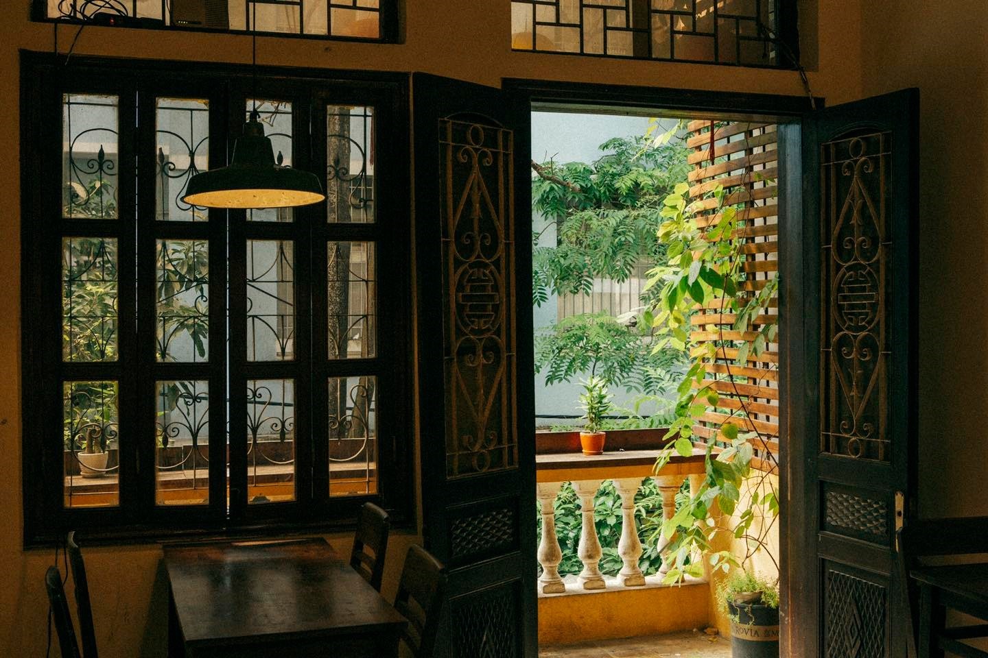 Nâng cấp mặt bằng với thi công quán cafe phong cách cổ Hội An chuẩn đẹp – chuẩn xưa năm 2025 2 Thi công quán cafe phong cách cổ Hội An