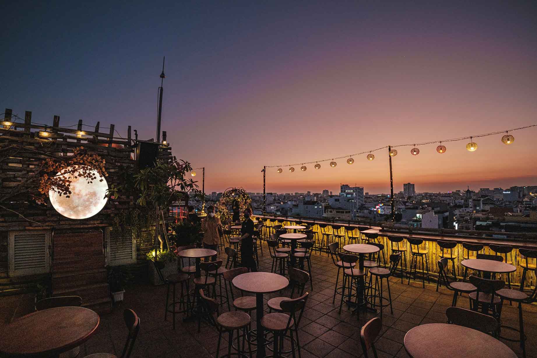 Thiết Kế Và Thi Công Quán Cafe Hà Nội View Rooftop – Tận Hưởng Thành Phố Từ Trên Cao 2025 9 Thiết kế và thi công quán cafe Hà Nội