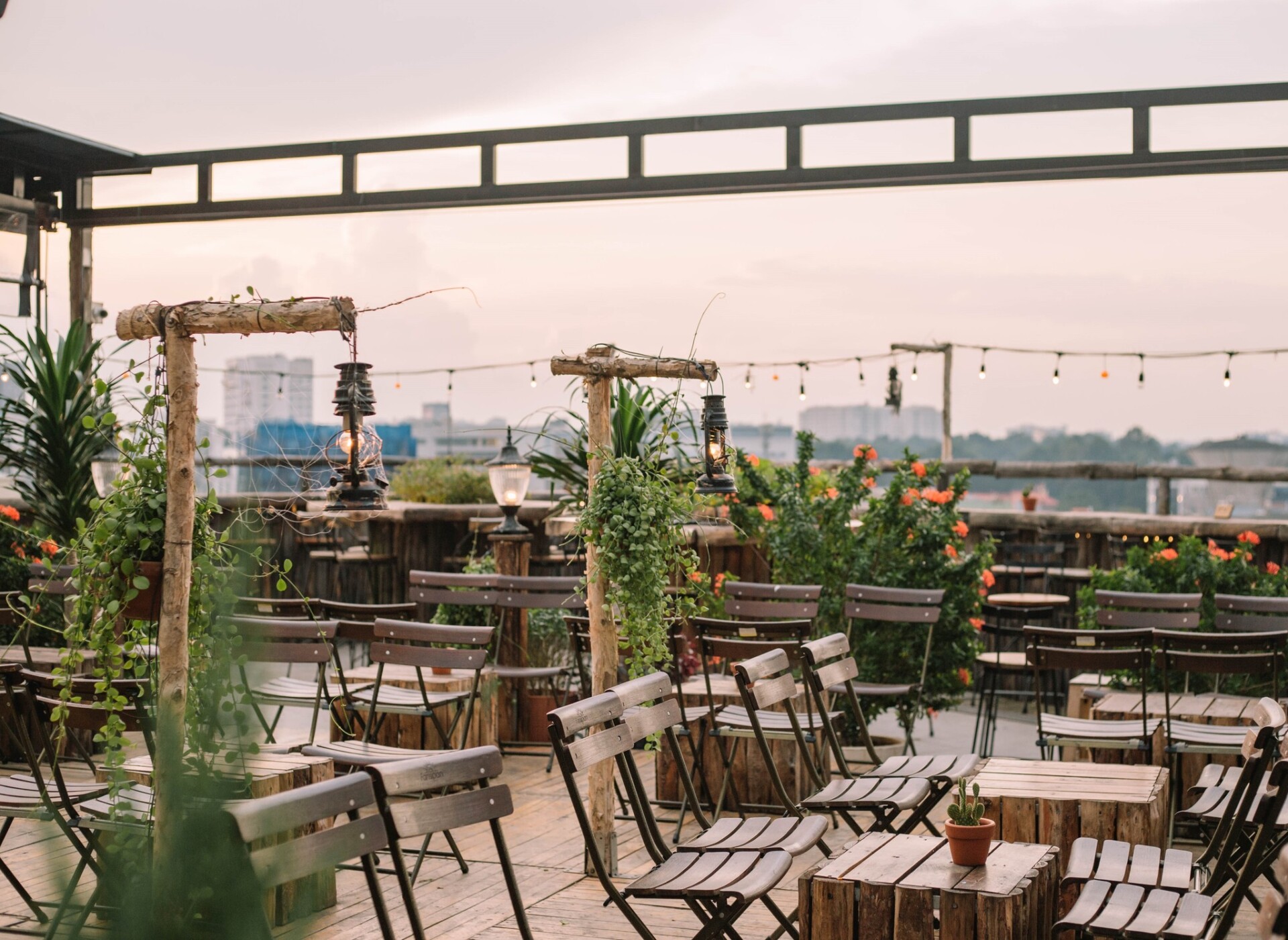 Thiết Kế Và Thi Công Quán Cafe Hà Nội View Rooftop – Tận Hưởng Thành Phố Từ Trên Cao 2025 4 Thiết kế và thi công quán cafe Hà Nội