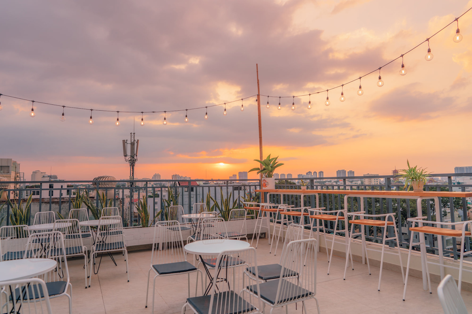 Thiết Kế Và Thi Công Quán Cafe Hà Nội View Rooftop – Tận Hưởng Thành Phố Từ Trên Cao 2025 2 Thiết kế và thi công quán cafe Hà Nội