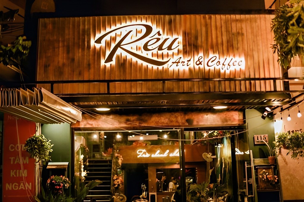 Hệ thống bảng hiệu và decor quán cafe chuyên nghiệp thực hiện bởi Oha Decor.