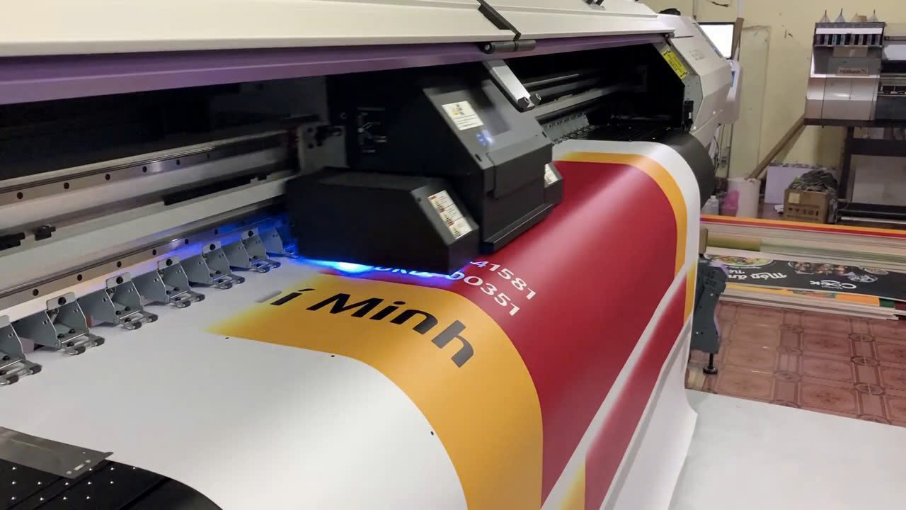 So sánh in lụa và in UV