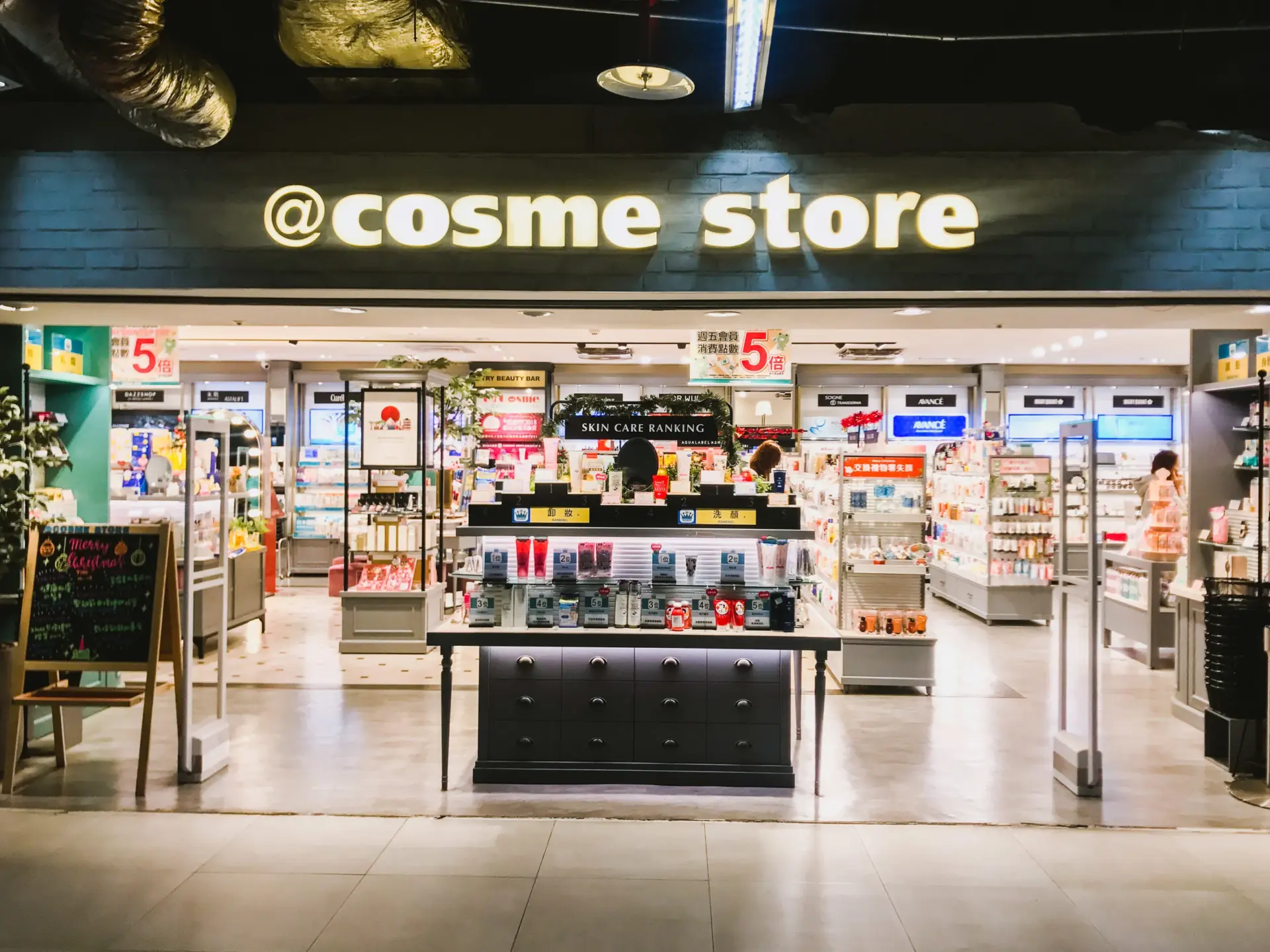 thi-cong-shop-my-pham-hue-tron-goi-2026