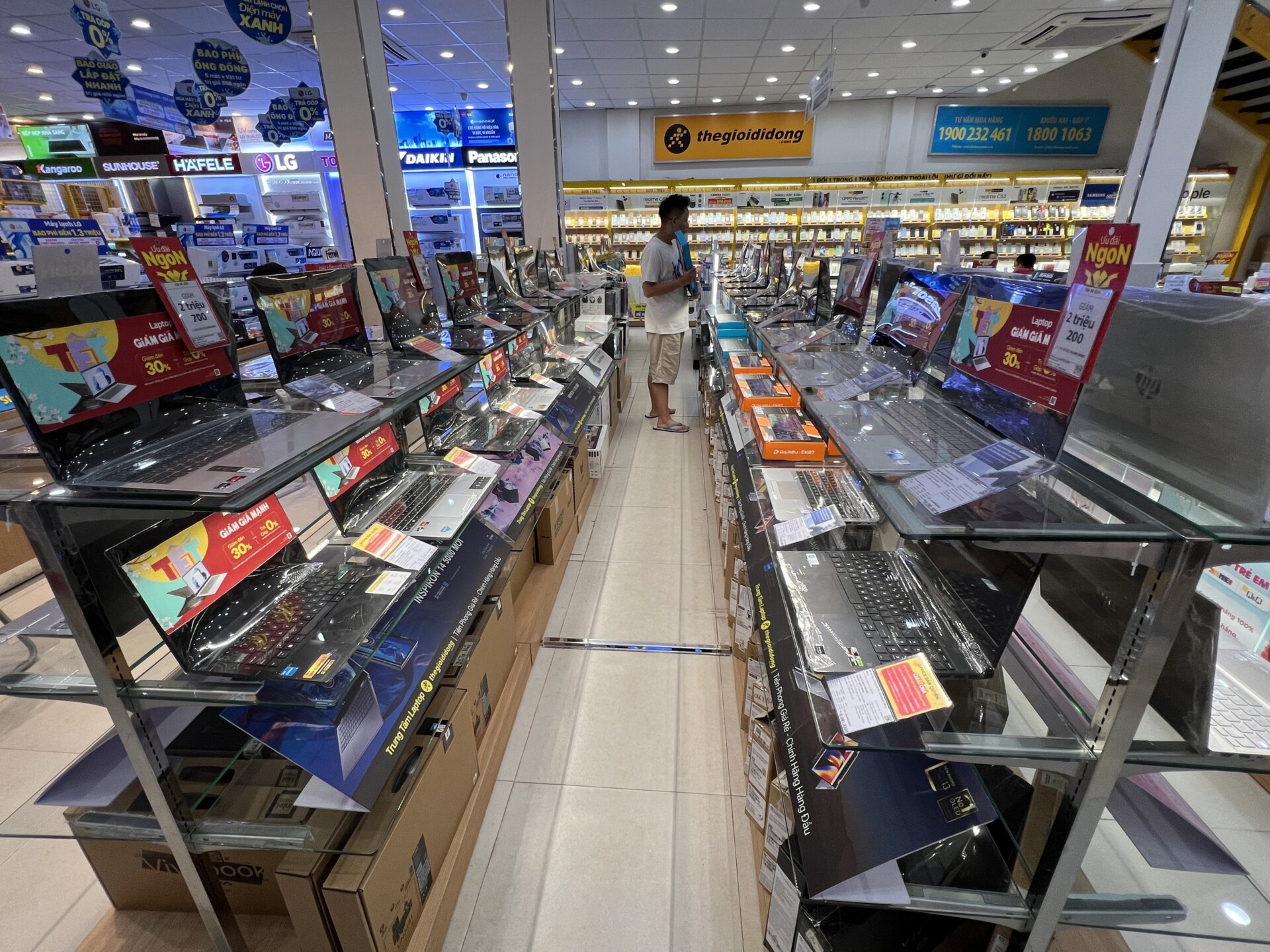 Thiết kế thi công cửa hàng Hà Nội cho điện máy công nghệ với layout trưng bày hiện đại và khoa học.