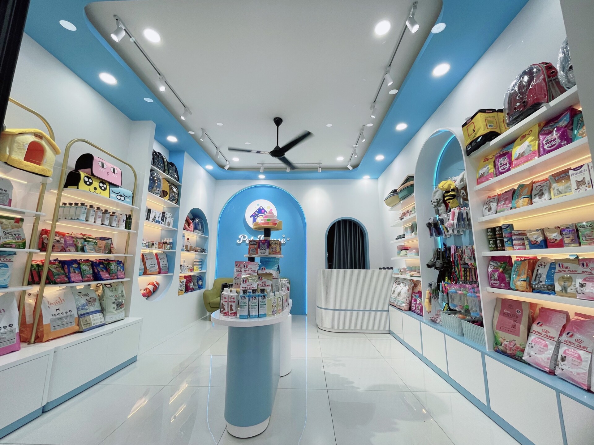 Thiết kế thi công cửa hàng Hà Nội mô hình pet shop với không gian sạch sẽ và bố trí khoa học.