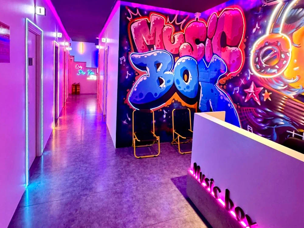 Khu lễ tân trong thiết kế thi công quán karaoke box Đà Nẵng