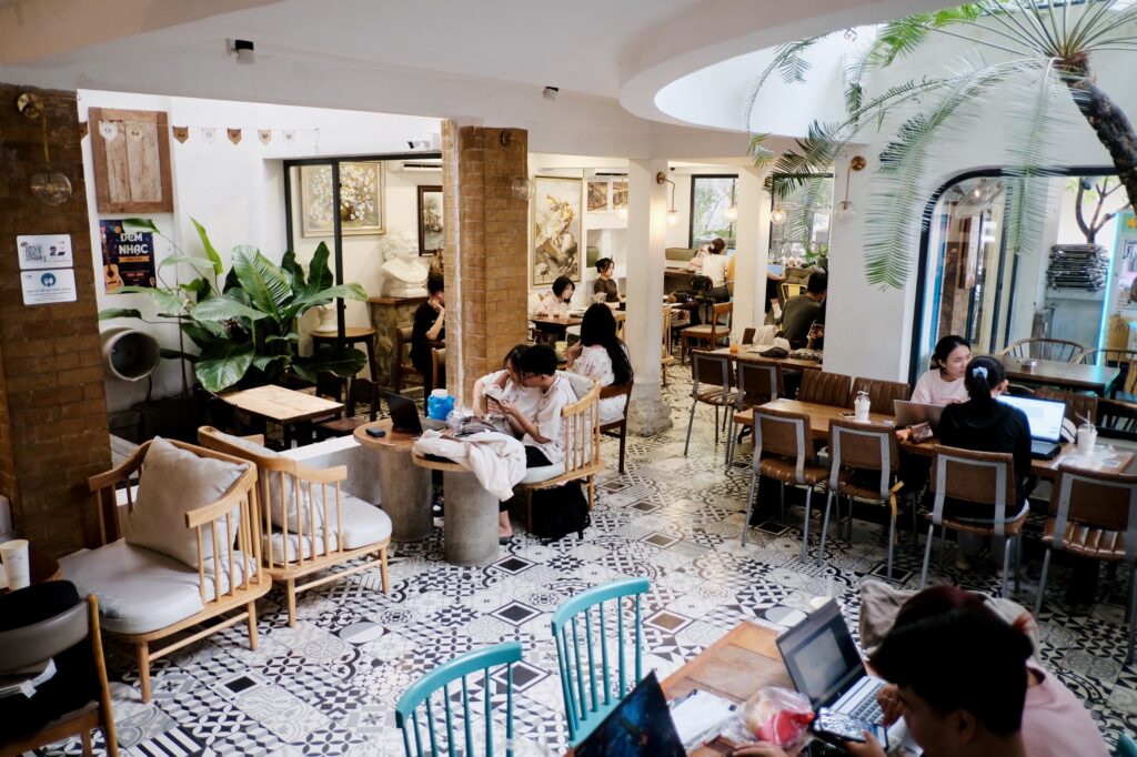 Thiết Kế Thi Công Trọn Gói Quán Cafe 24/7 TP HCM – Giải Pháp Tối Ưu Doanh Thu Bền Vững 4 Hệ thống ánh sáng trong thiết kế thi công trọn gói quán cafe 24/7 TP HCM