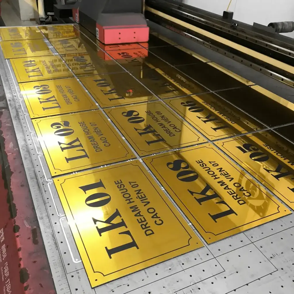 in UV inox bảng hiệu khách sạn Quy Nhơn