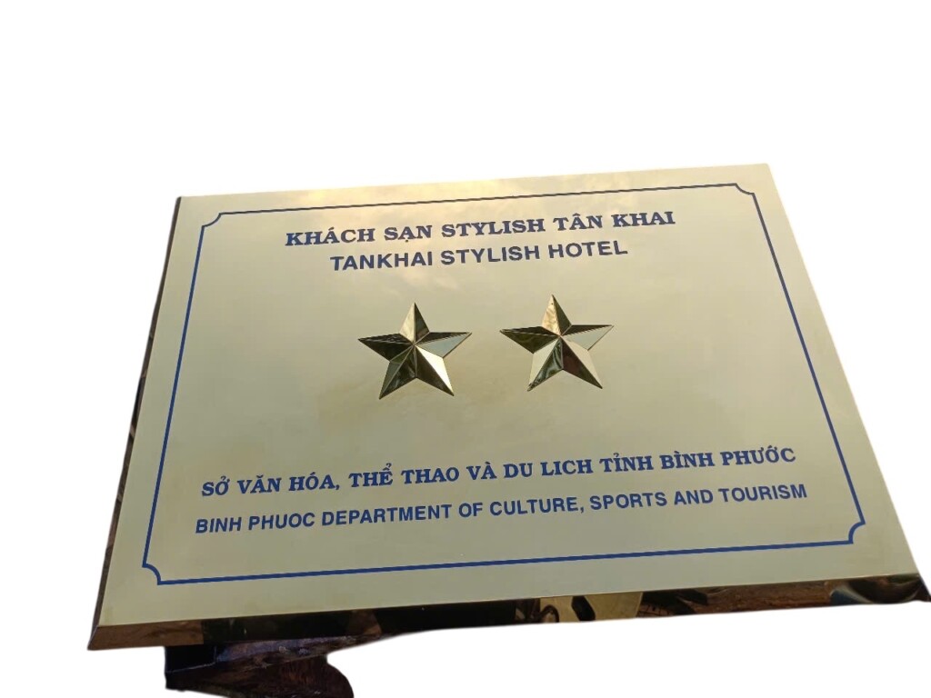 in UV inox bảng hiệu khách sạn Quy Nhơn