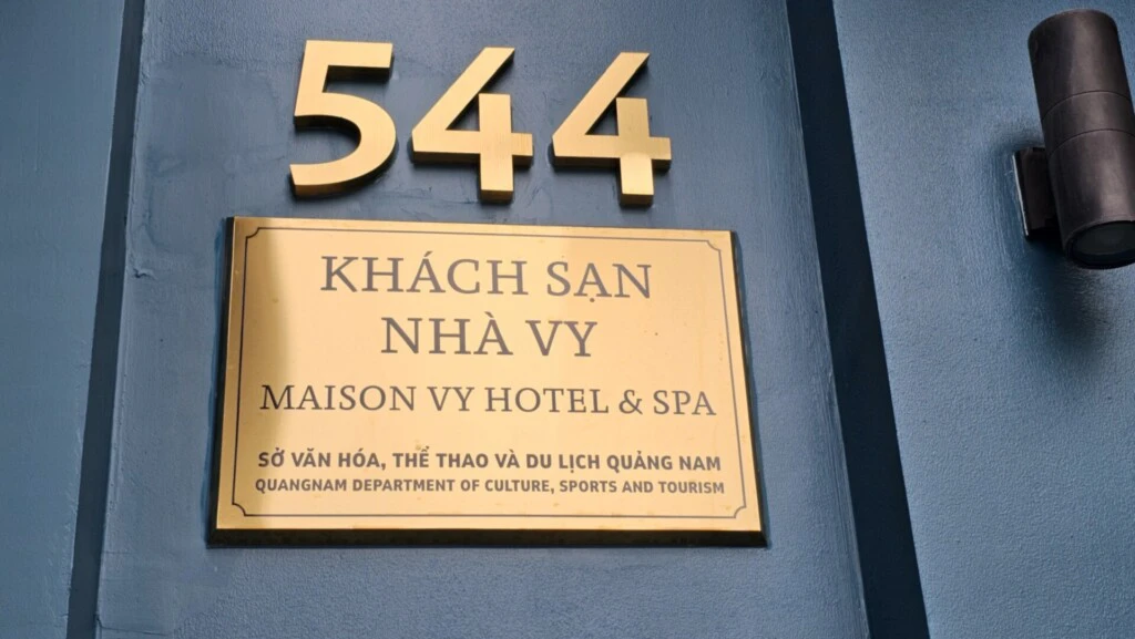 in UV inox bảng hiệu khách sạn Quy Nhơn